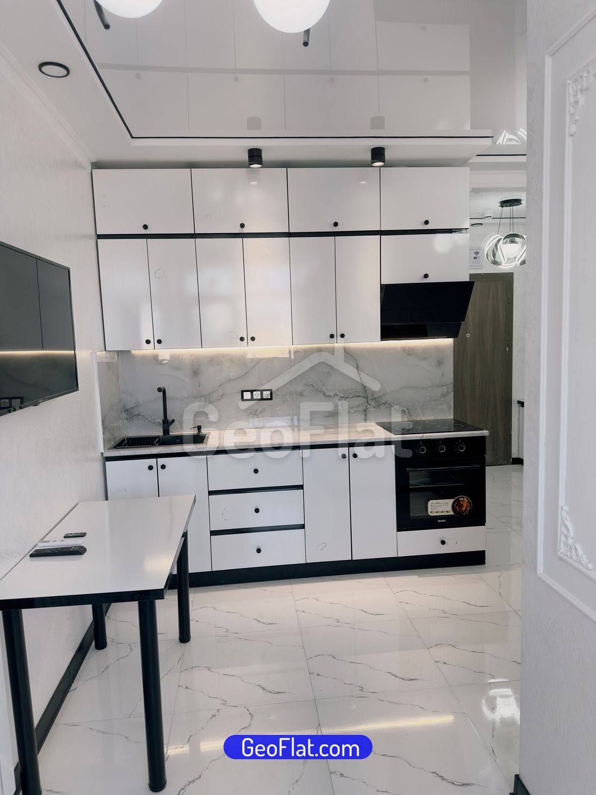 Продается новая 2-комнатная квартира с мебелью и техникой на проспекте Жиули Шартава в Батуми, площадью 37 м² за $65,000.