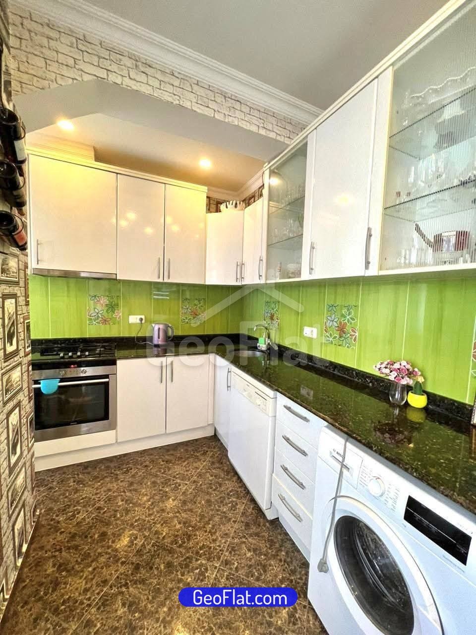 For sale: Apartment, 100 m², renovated 2-bedroom, furnished with appliances, Parnavaz Mepe Street, Batumi — $165,000.