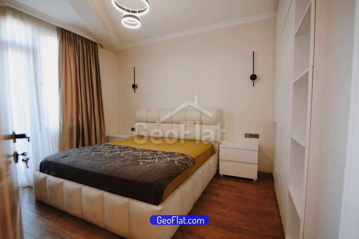 For sale: Apartment in a new building on Fridon Khalvashi Avenue, Batumi — 130 m², 3 rooms (2 bedrooms), renovated, fully furnished with appliances — $148,000.