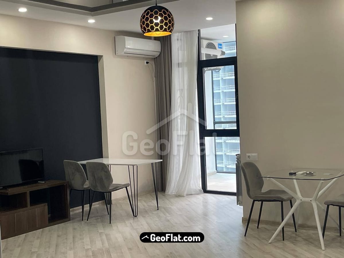 Продается новая 2-комнатная квартира площадью 58,2 м² с мебелью и бытовой техникой на проспекте Жиули Шартава в Батуми с видом на море за $105,000.